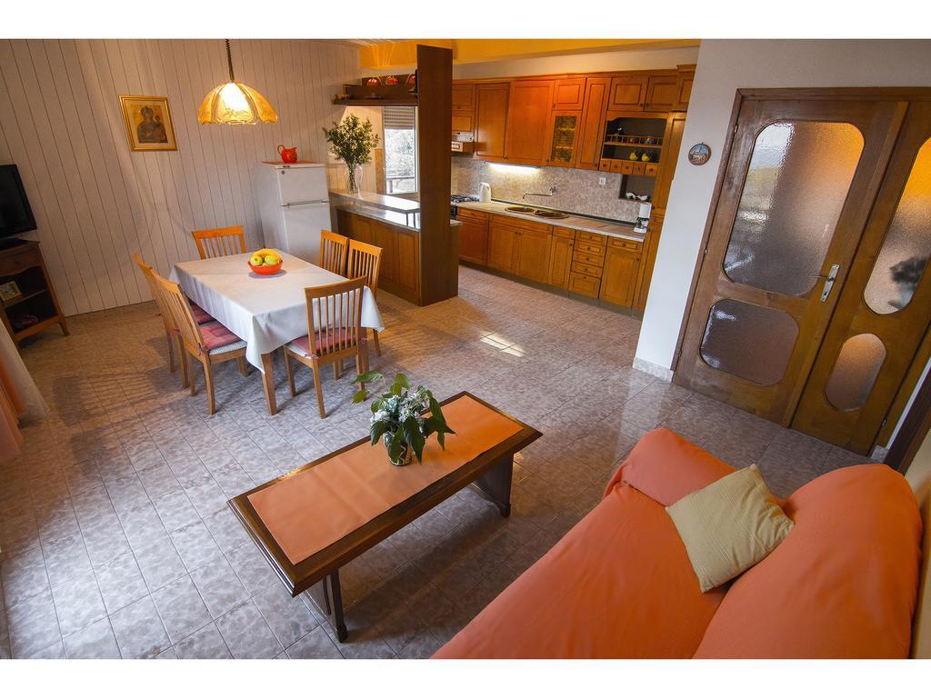 Apartment Miranda Slatine Rum bild